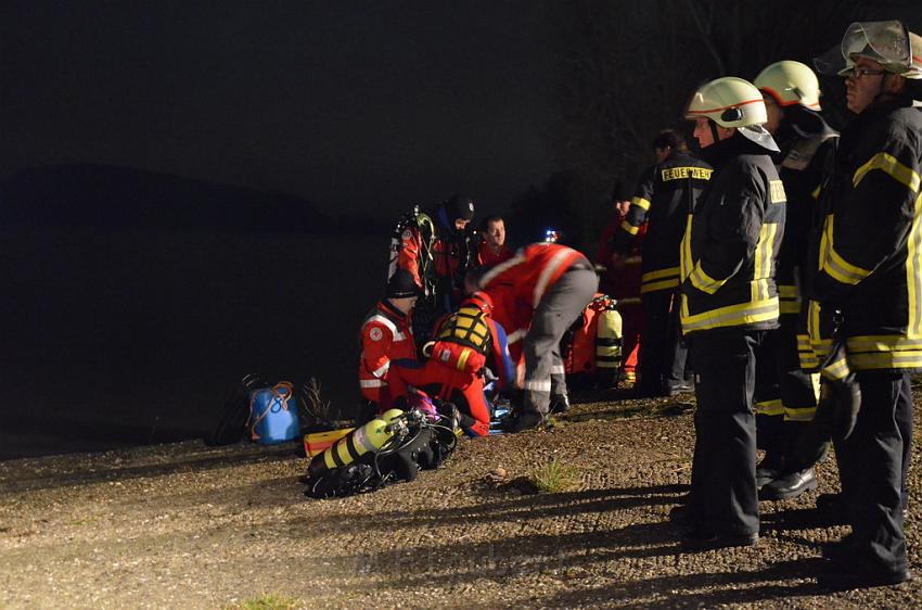 Einsatz BF Koeln PKW im Rhein Mondorf Hersel P088.JPG